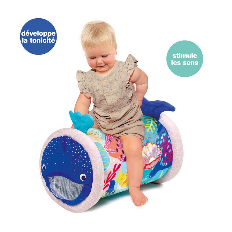 Brinquedo infantil macio colorido com padrão de vida marinha e bebé sentado