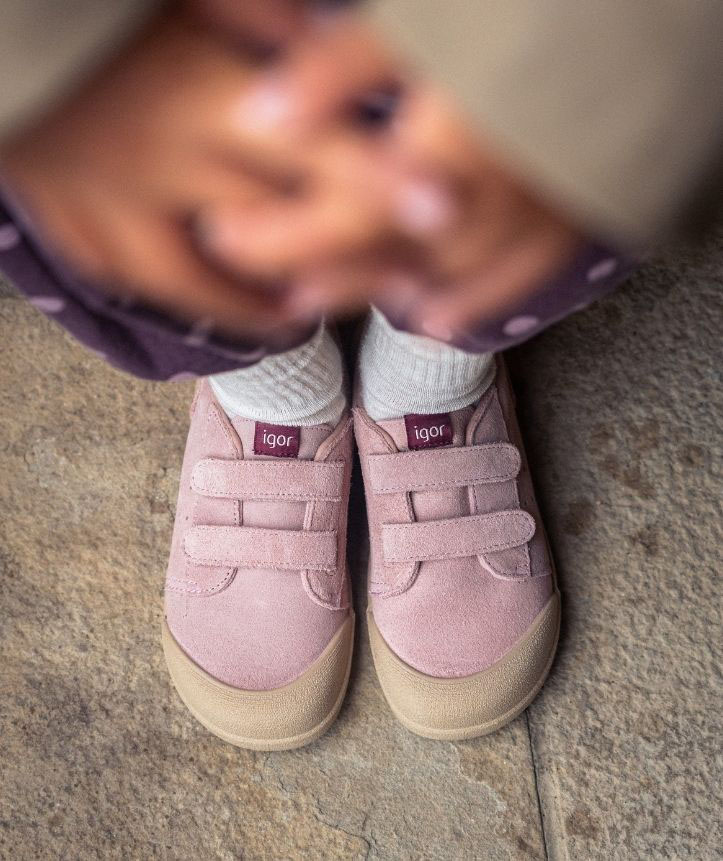 Ténis cor-de-rosa com sola bege, fecho velcro e etiqueta igor