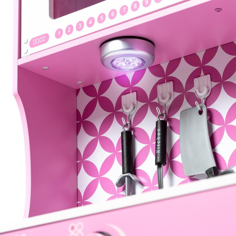 Cozinha de brinquedo cor-de-rosa com utensílios pendurados e luz LED