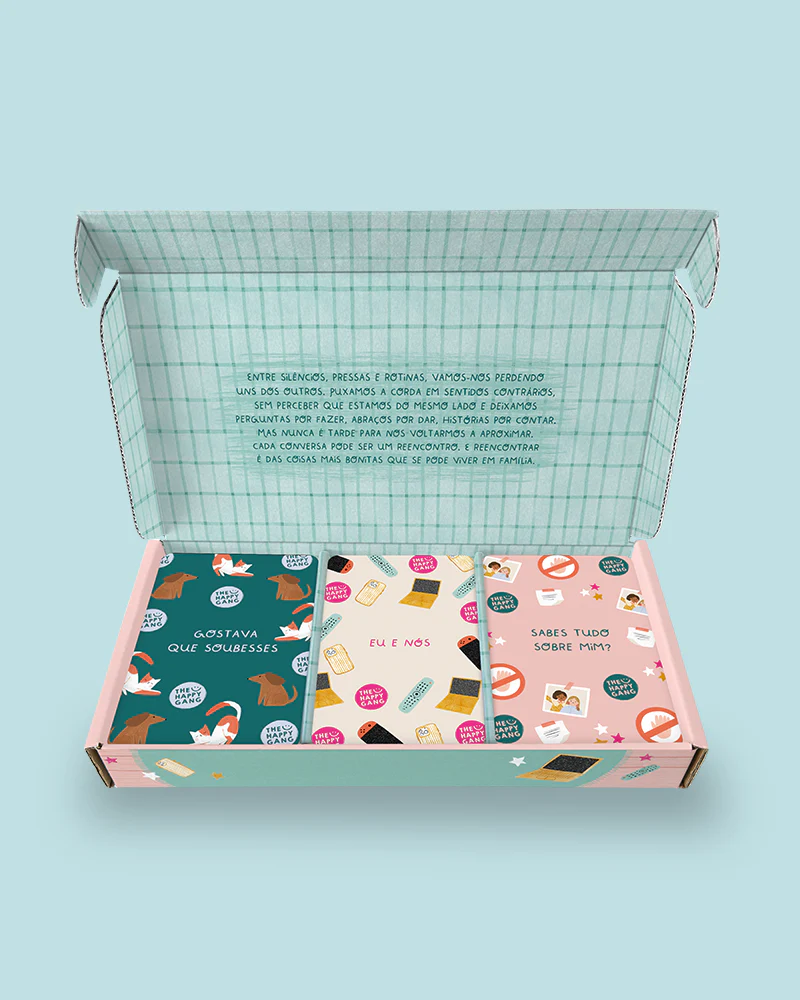 Caixa de cartões coloridos com texto em português, design xadrez verde claro no interior da tampa.