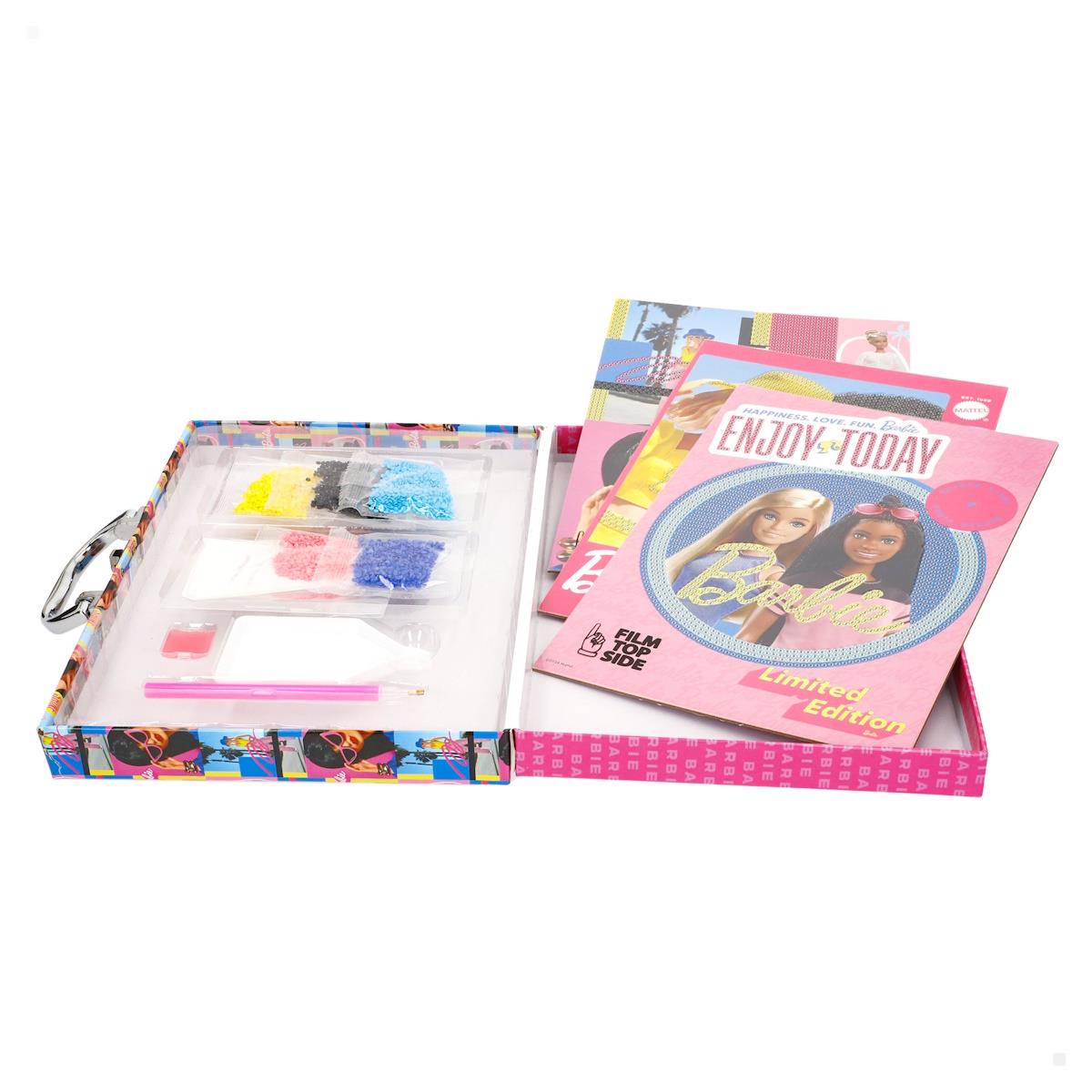 Conjunto de atividades Barbie com vários materiais coloridos e livros em caixa decorada.