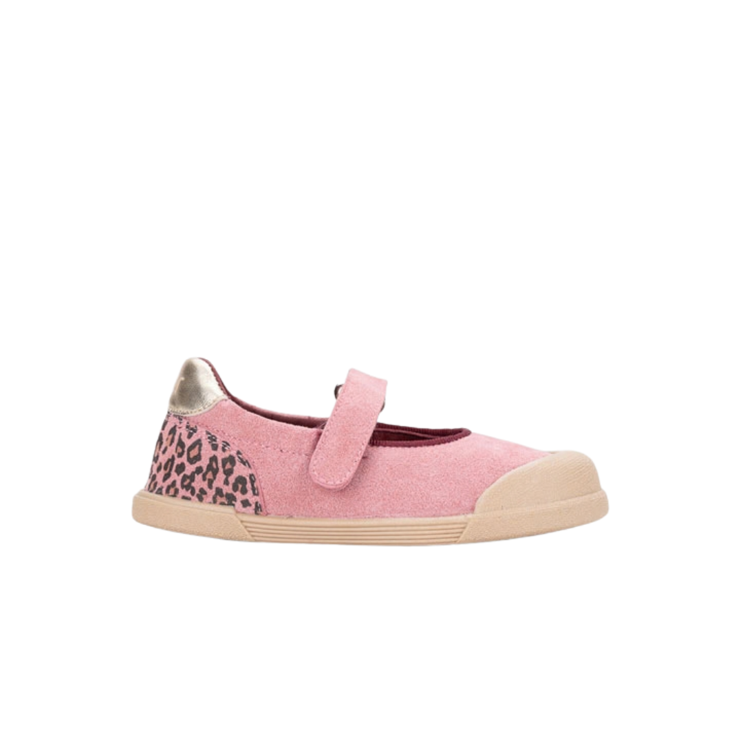 Sapato infantil rosa com padrão leopardo e fecho velcro.