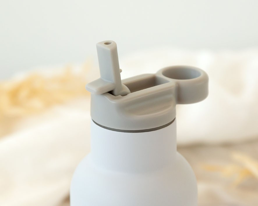 Garrafa branca com tampa cinza clara e bocal para beber