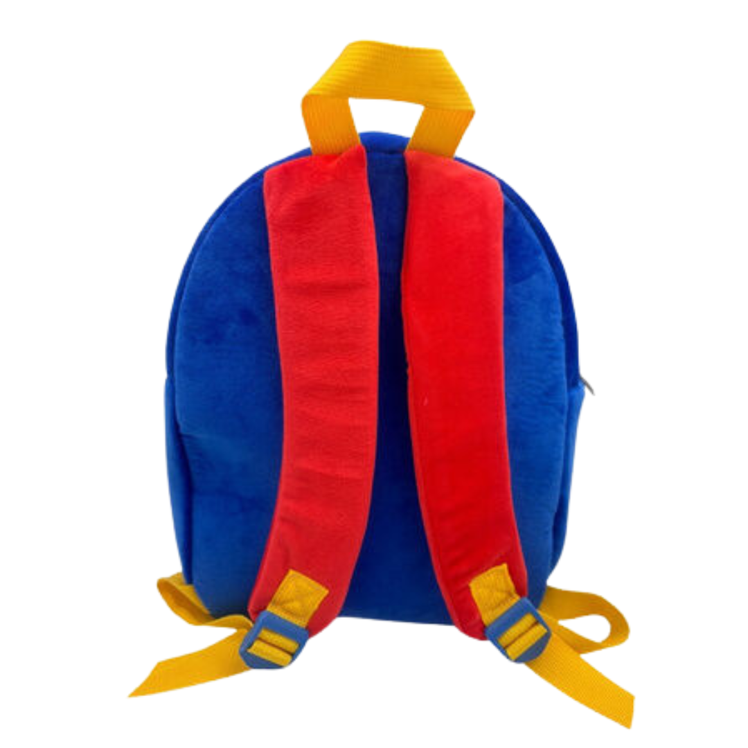 Mochila pequena de veludo azul com alças vermelhas e pega amarela