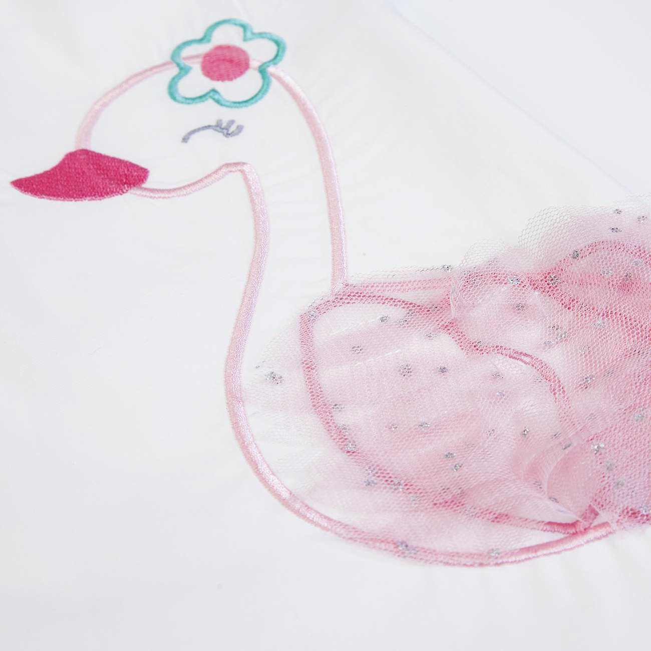 Desenho de cisne rosa com asa em tule cor-de-rosa e glitter prateado num tecido branco