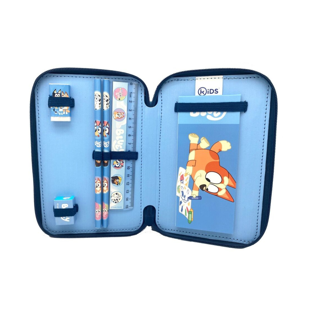 Estojo escolar azul claro aberto com lápis e acessórios decorados