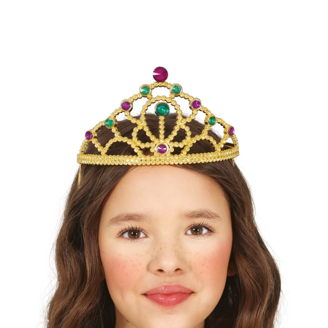 Menina com tiara dourada com pedras verdes e roxas