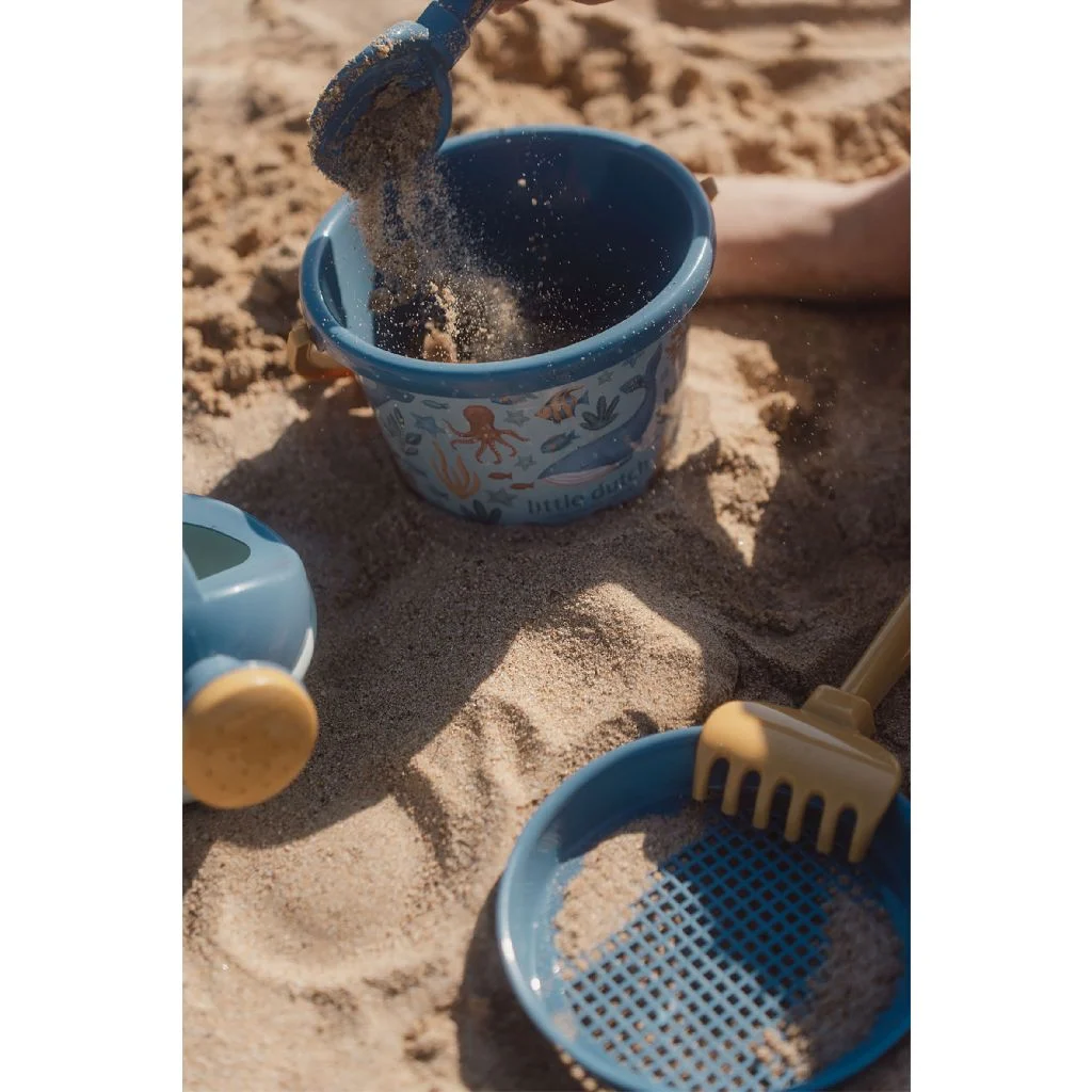 Conjunto de brinquedos de praia em azul e amarelo na areia