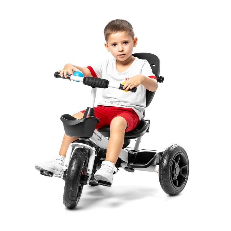 Criança numa triciclo cinza com pneus pretos e assento preto.