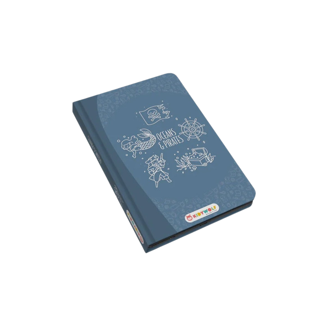 Caderno azul com capa dura ilustrada com temas marinhos e piratas