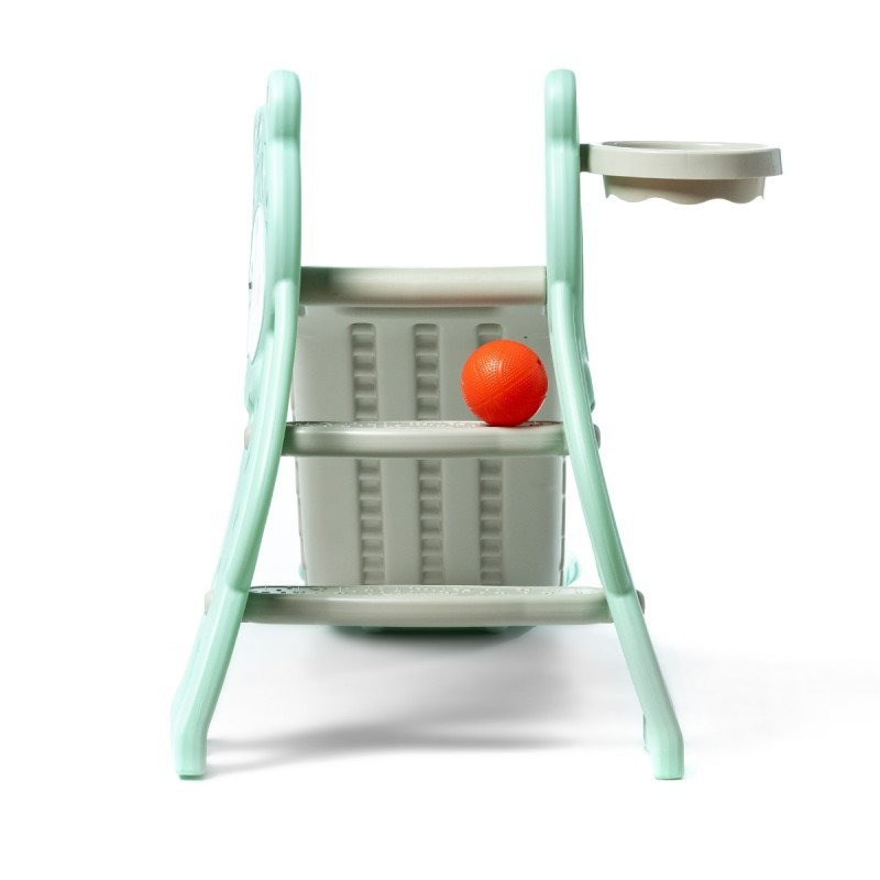 Escorrega infantil verde e bege com bola laranja em fundo branco