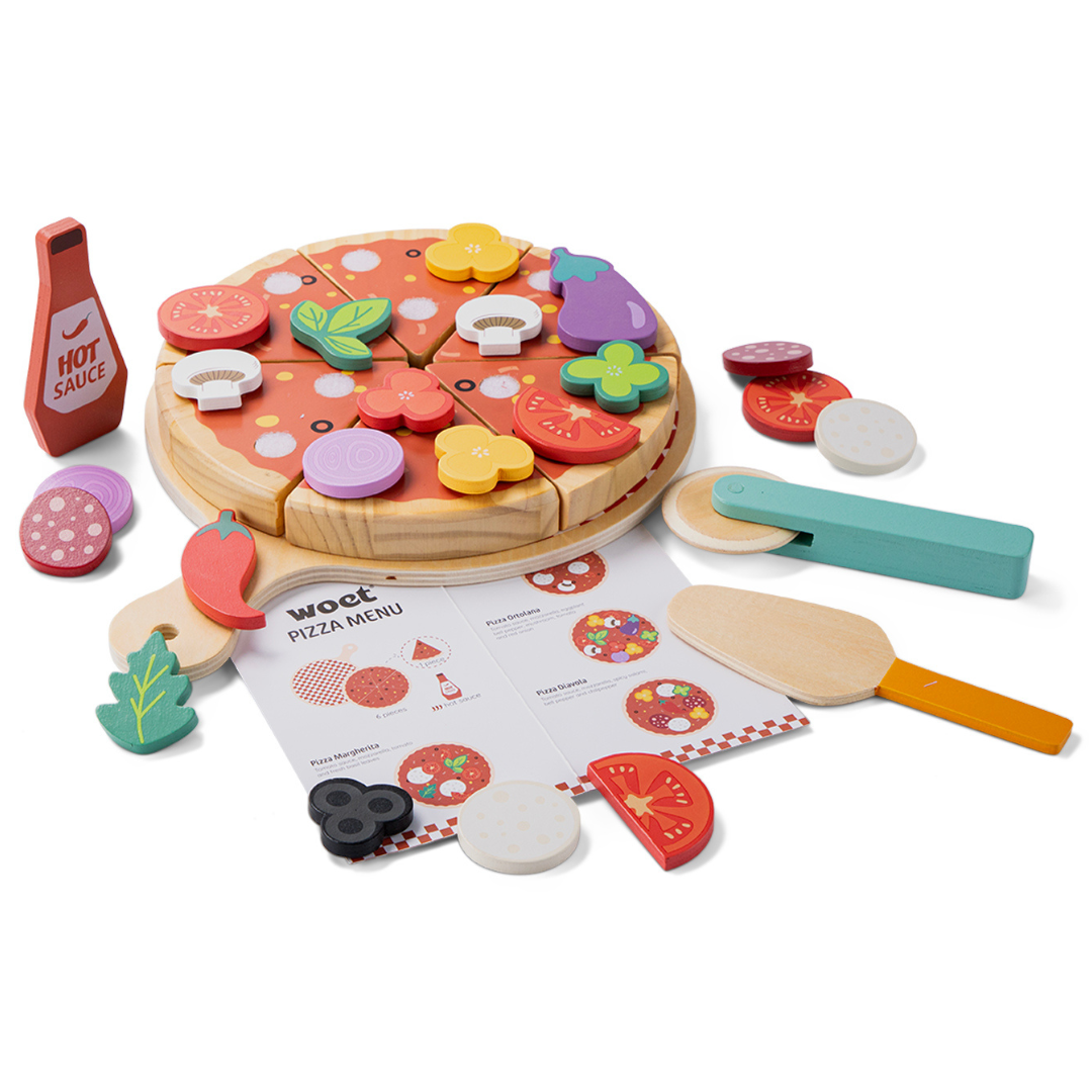 Brinquedo de pizza em madeira com ingredientes coloridos e acessórios em fundo branco