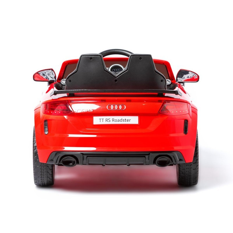 Carrinho elétrico Audi TT RS Roadster vermelho visto de trás com fundo branco