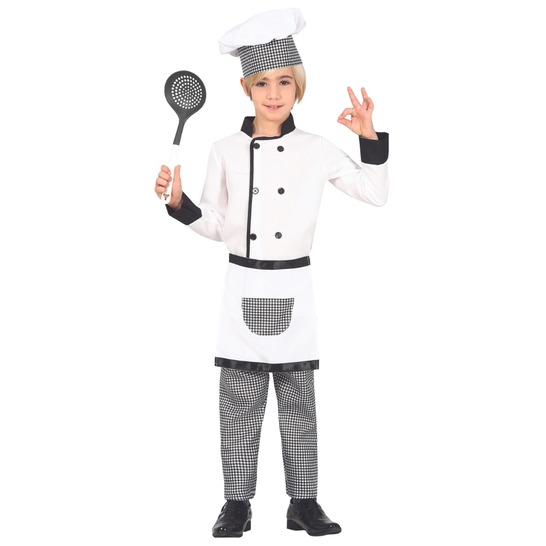 Criança com fato de cozinheiro e chapéu xadrez branco e preto segurando escumadeira.