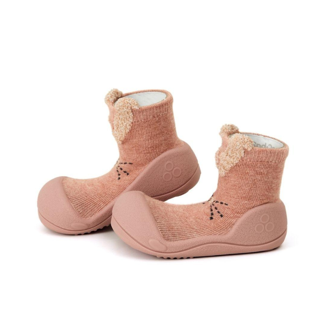 Botins cor de rosa com sola de borracha e padrão de orelhas e bigodes