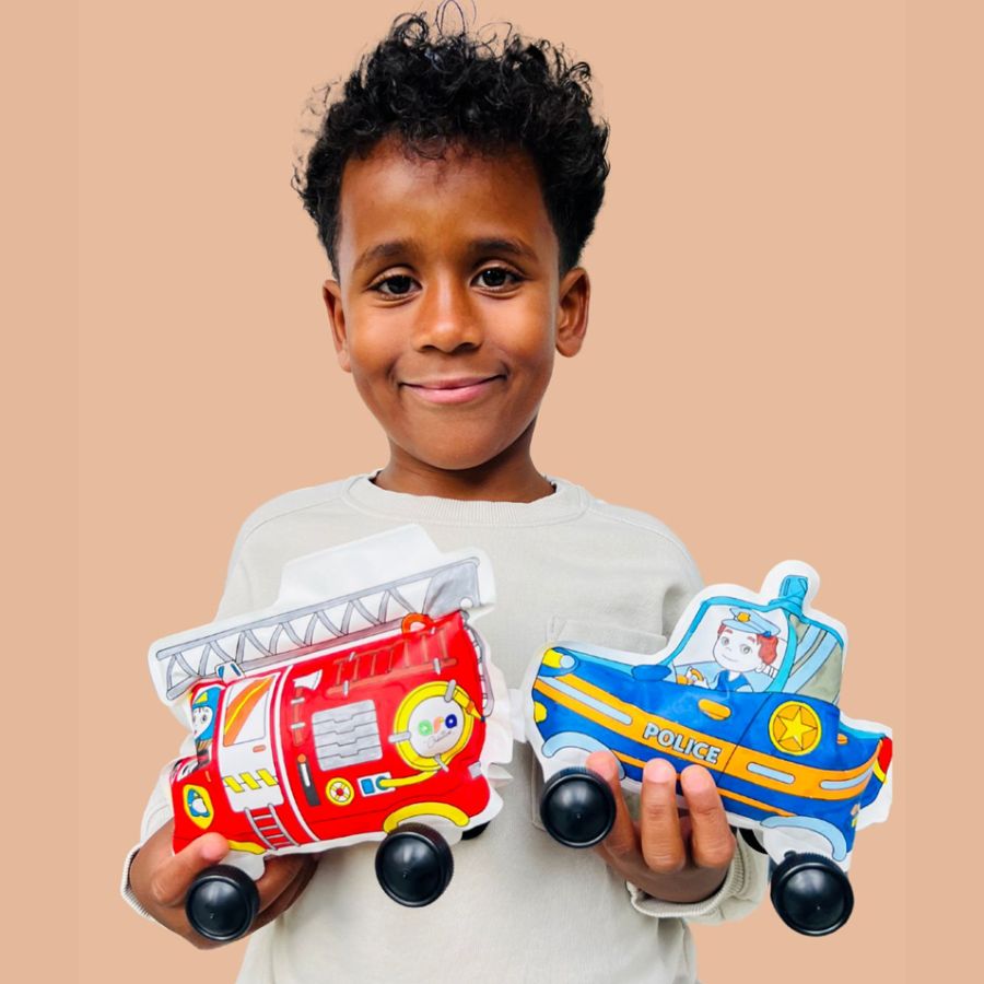 Criança com brinquedos de veículo de tecido vermelho e azul