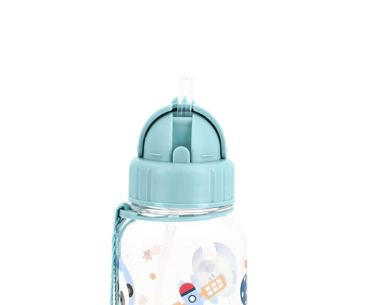 Garrafa infantil com tampa azul claro e desenhos coloridos.