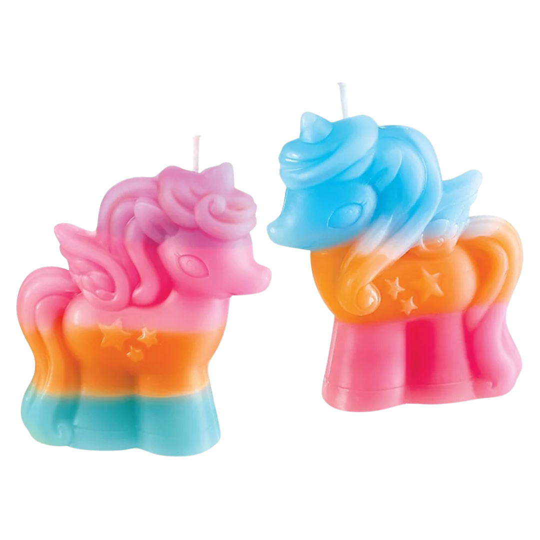 Velas coloridas em forma de unicórnios sobre fundo branco.
