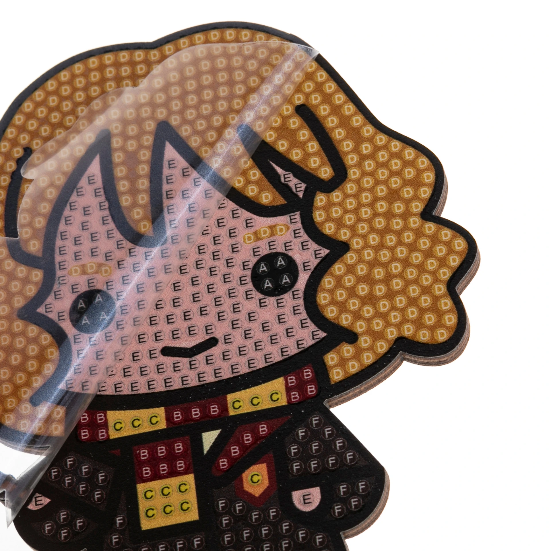 Produto cartoon com cabelo castanho claro e roupa preta com letras repetidas