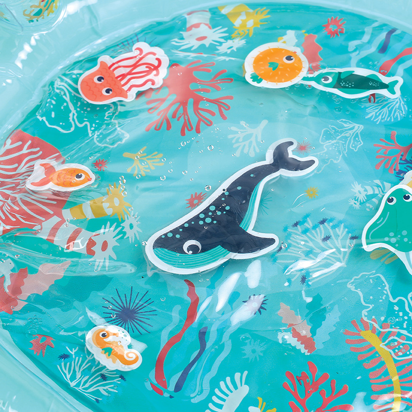 piscina insuflável azul com desenhos de animais marinhos coloridos