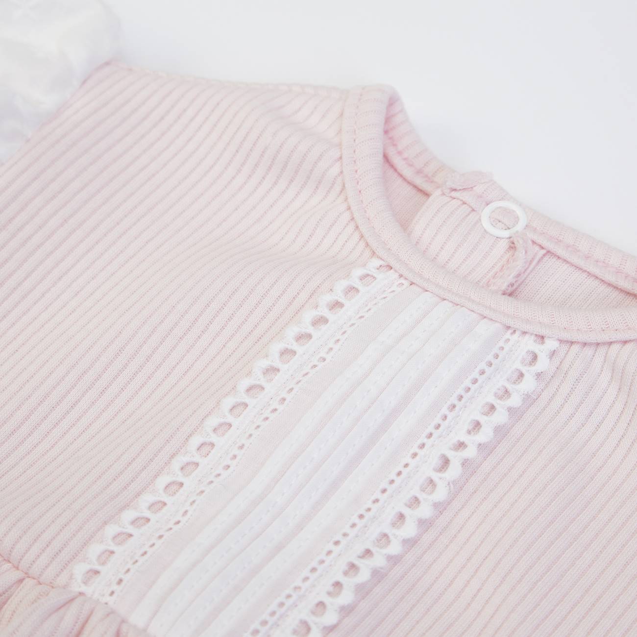Camisola de bebé rosa claro com detalhes em renda branca