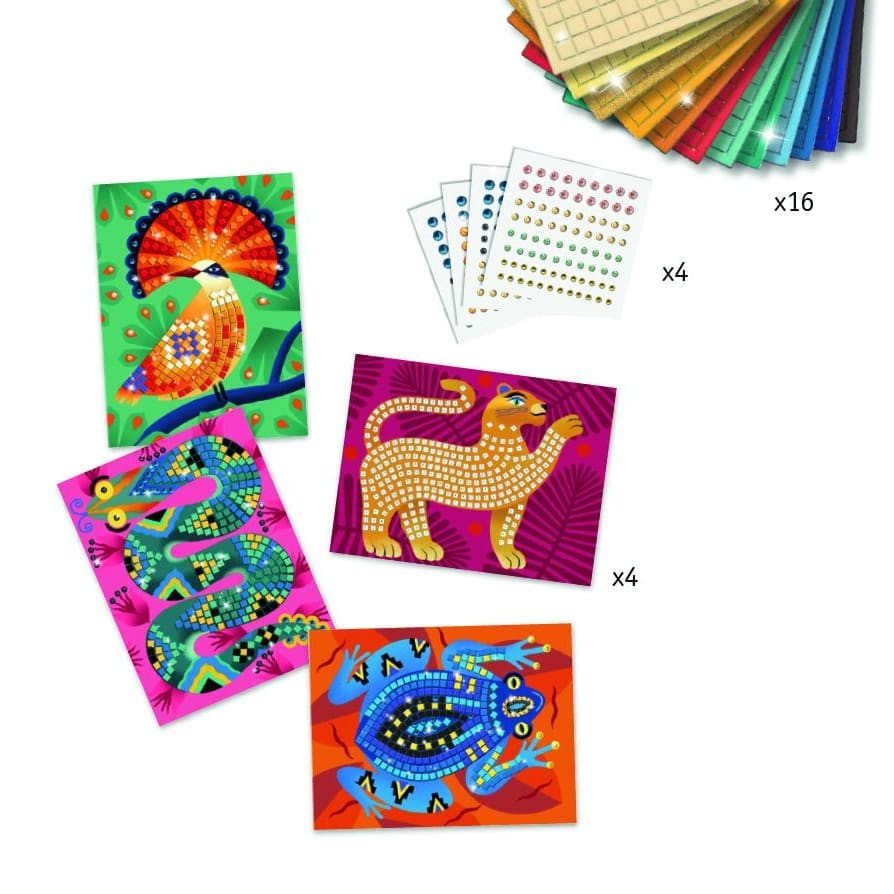 Cartões coloridos com ilustrações de animais, folhas coloridas e autocolantes redondos em fundo branco