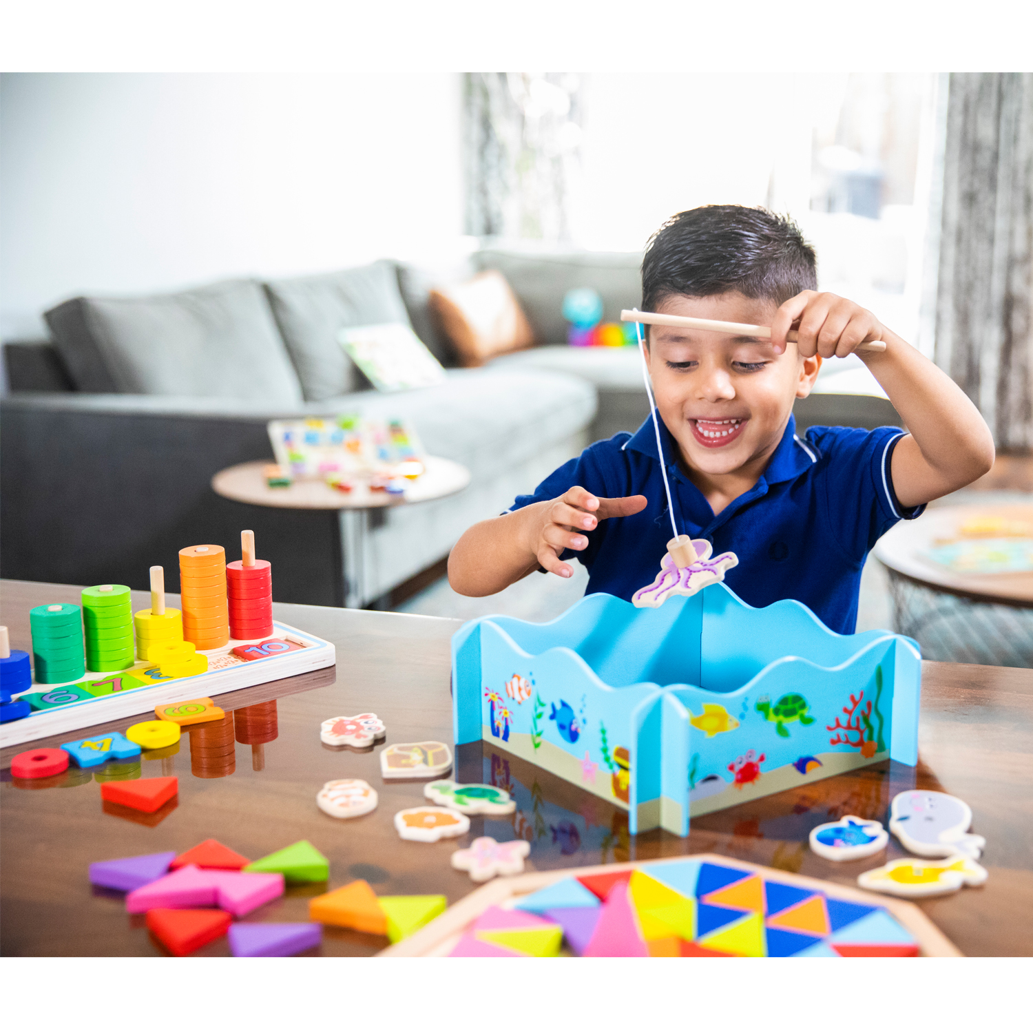Criança a brincar com brinquedos educativos de madeira coloridos numa mesa
