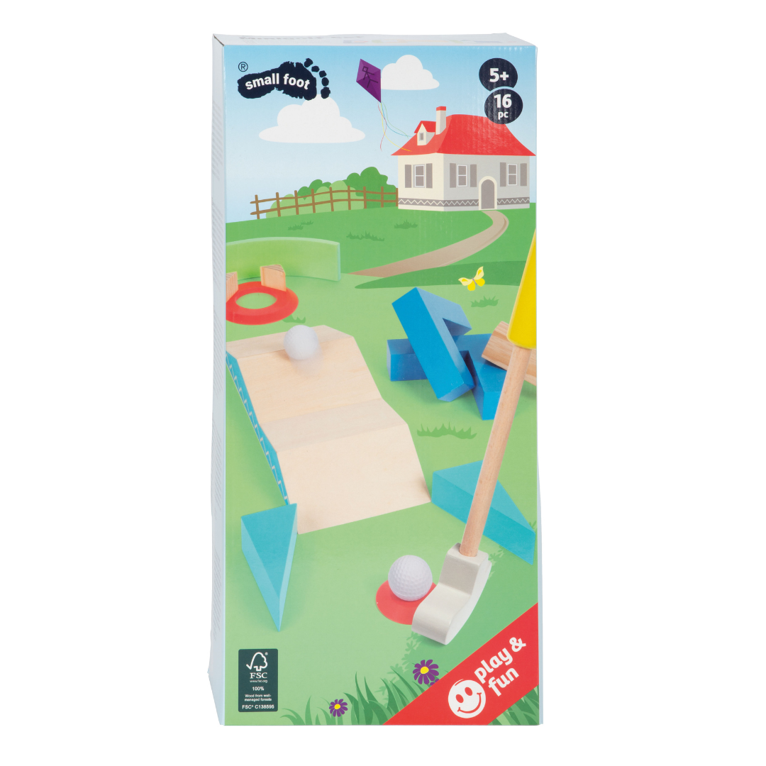 Caixa de brinquedo mini-golfe em madeira com tacos e bolas em cenário ilustrado.