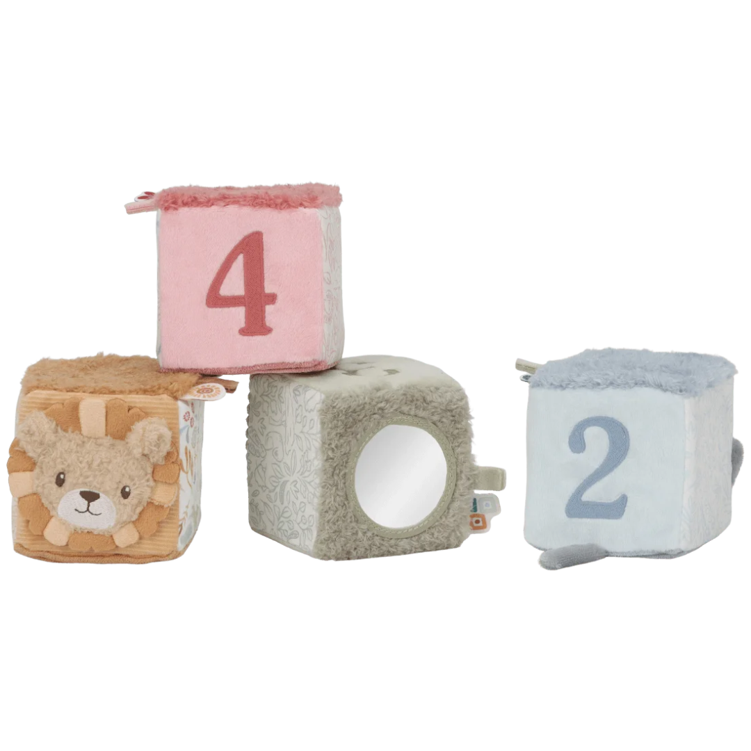 Cubos de peluche para bebé com números, rosto de leão e espelho em fundo branco