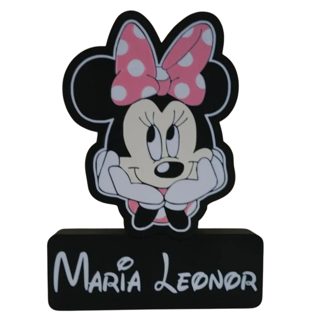 Estatueta da Minnie Mouse com laço rosa e base preta com nome