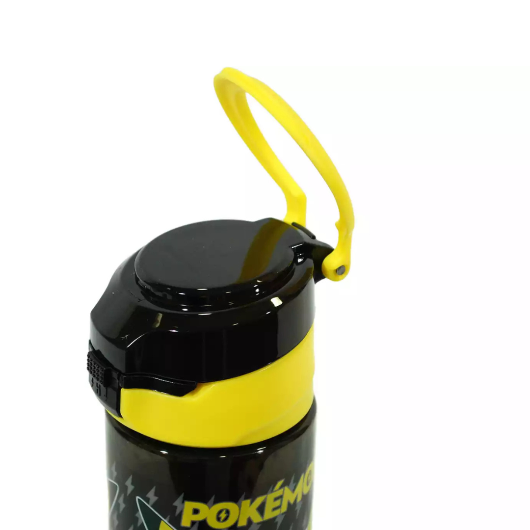 Garrafa plástica preta e amarela com tampa e pega amarela decorada com texto POKÉMON