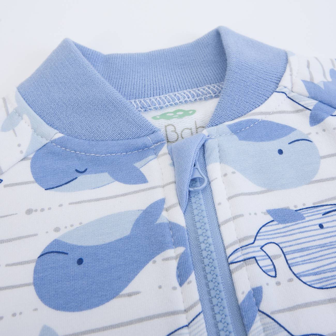 Pijama azul claro com padrão de baleias e fecho de correr