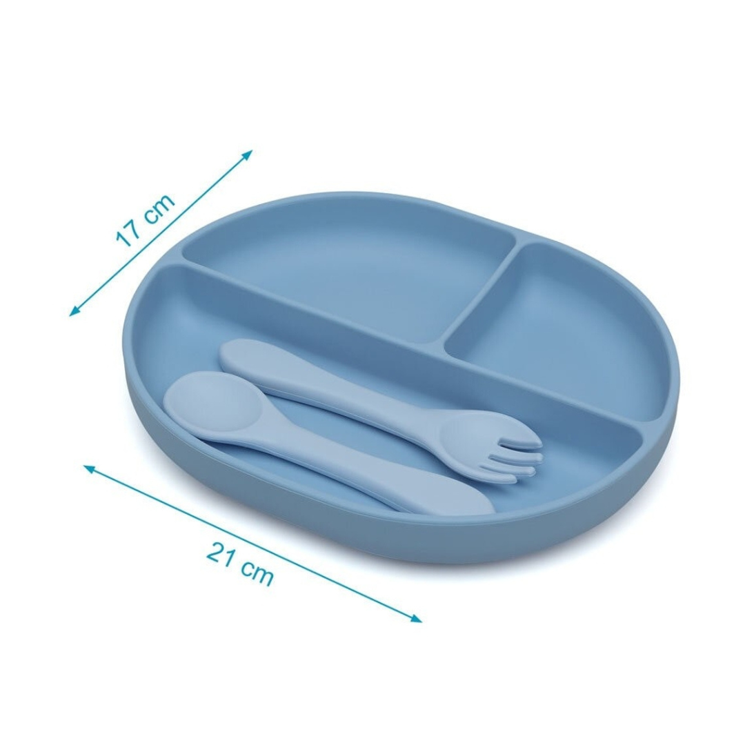 Prato azul de silicone dividido em três compartimentos com talheres de silicone