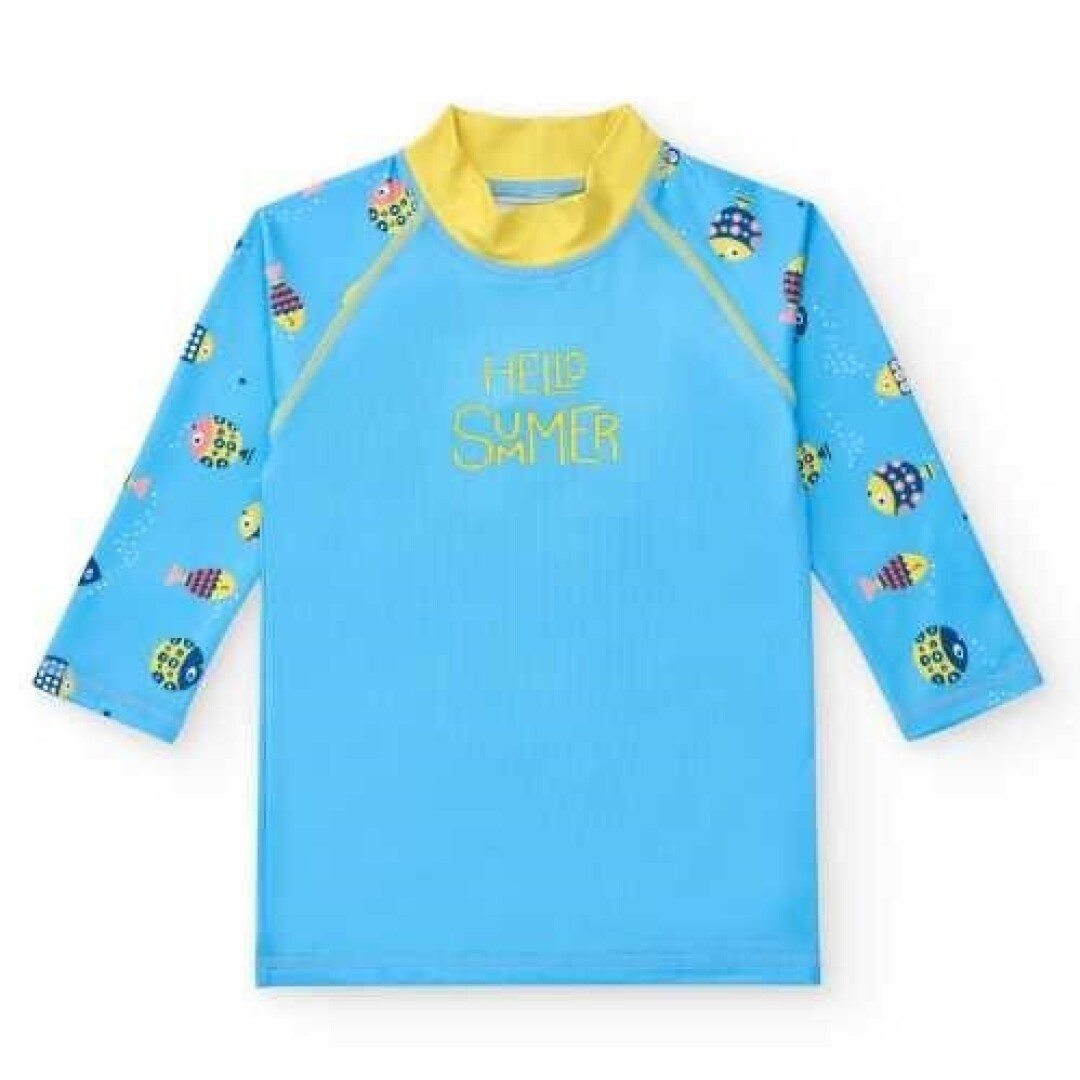 Camisola proteção solar azul e amarela com padrão de peixes e texto HELLO SUMMER