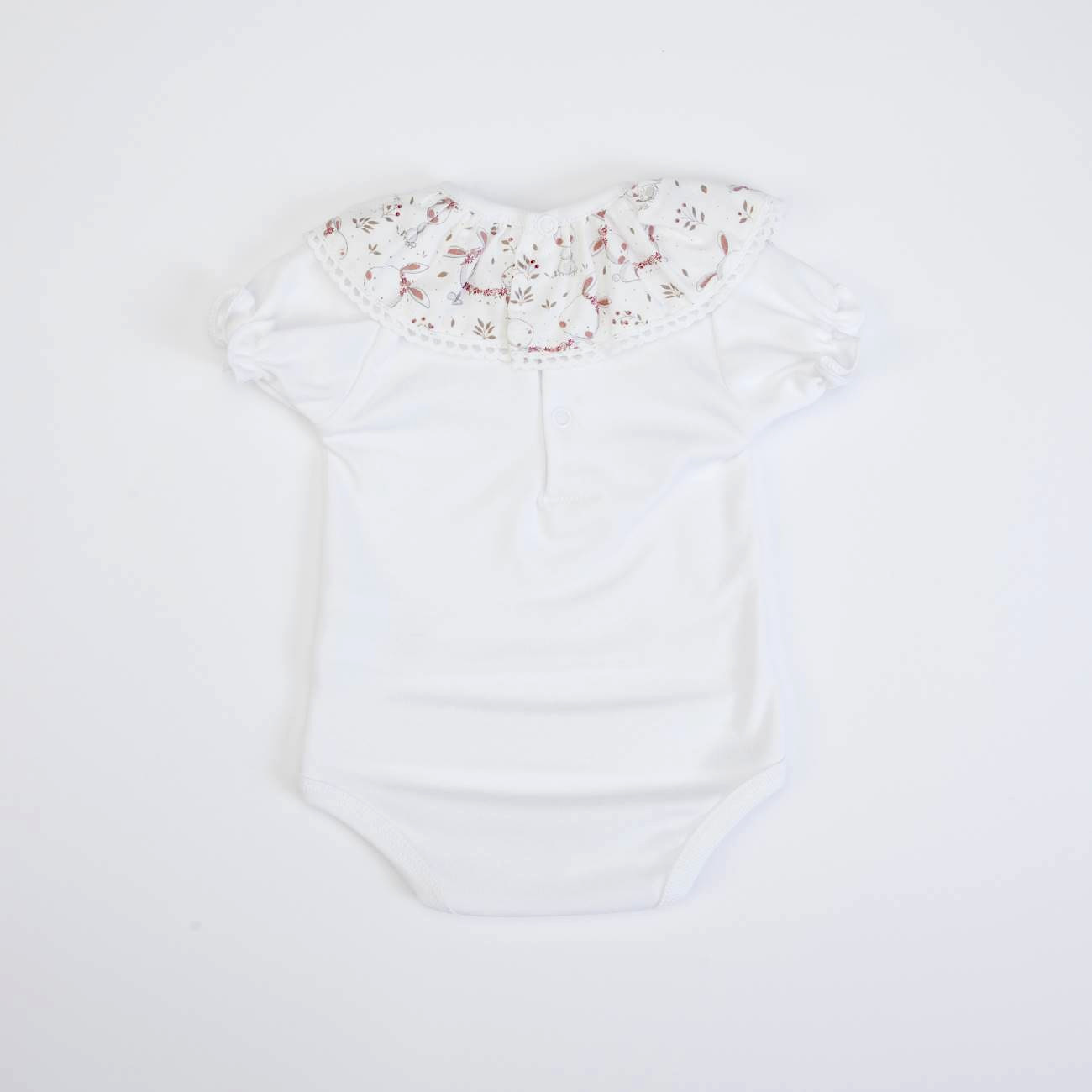 Body branco para bebé com gola floral e mangas curtas