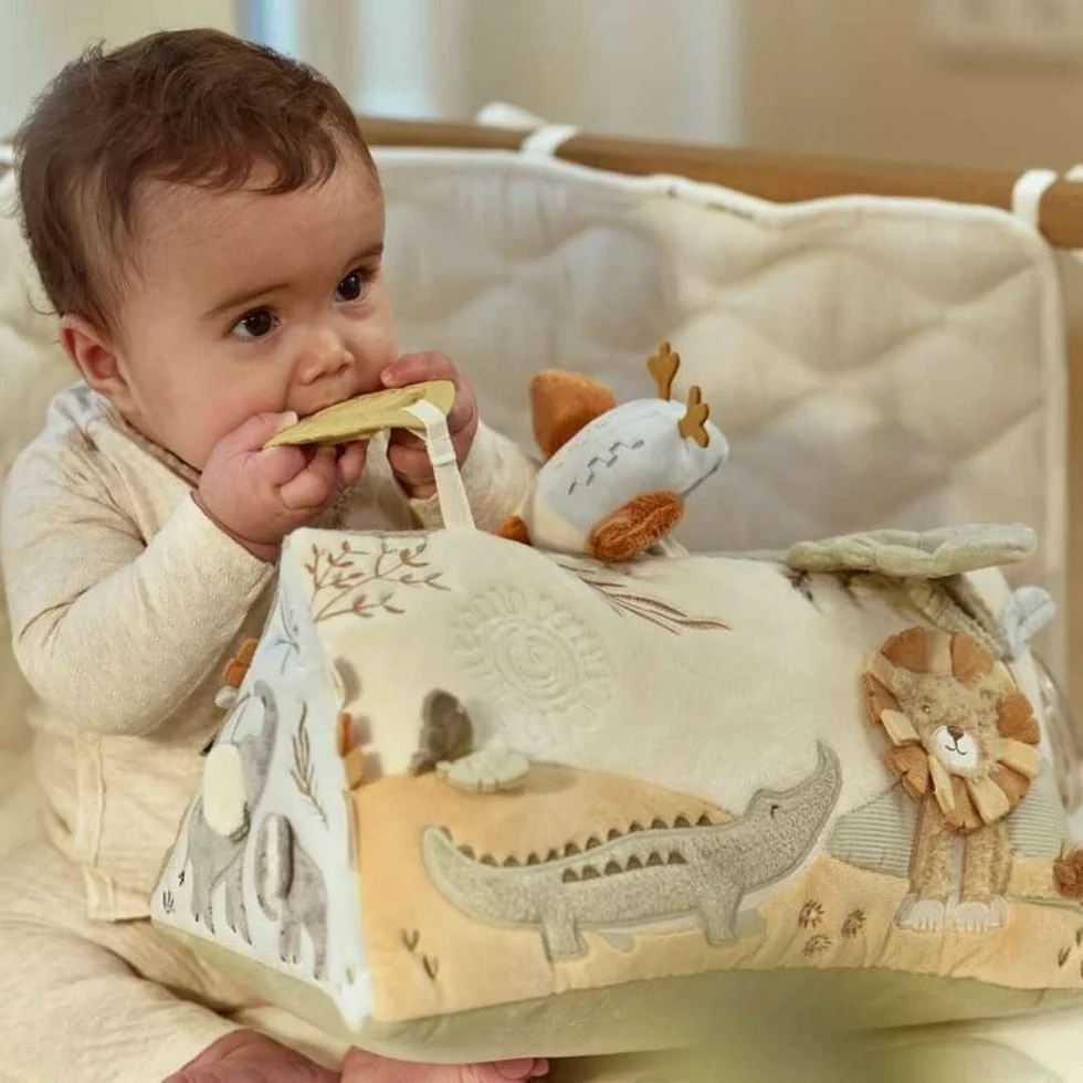 Brinquedo macio infantil com desenhos de animais em tons neutros