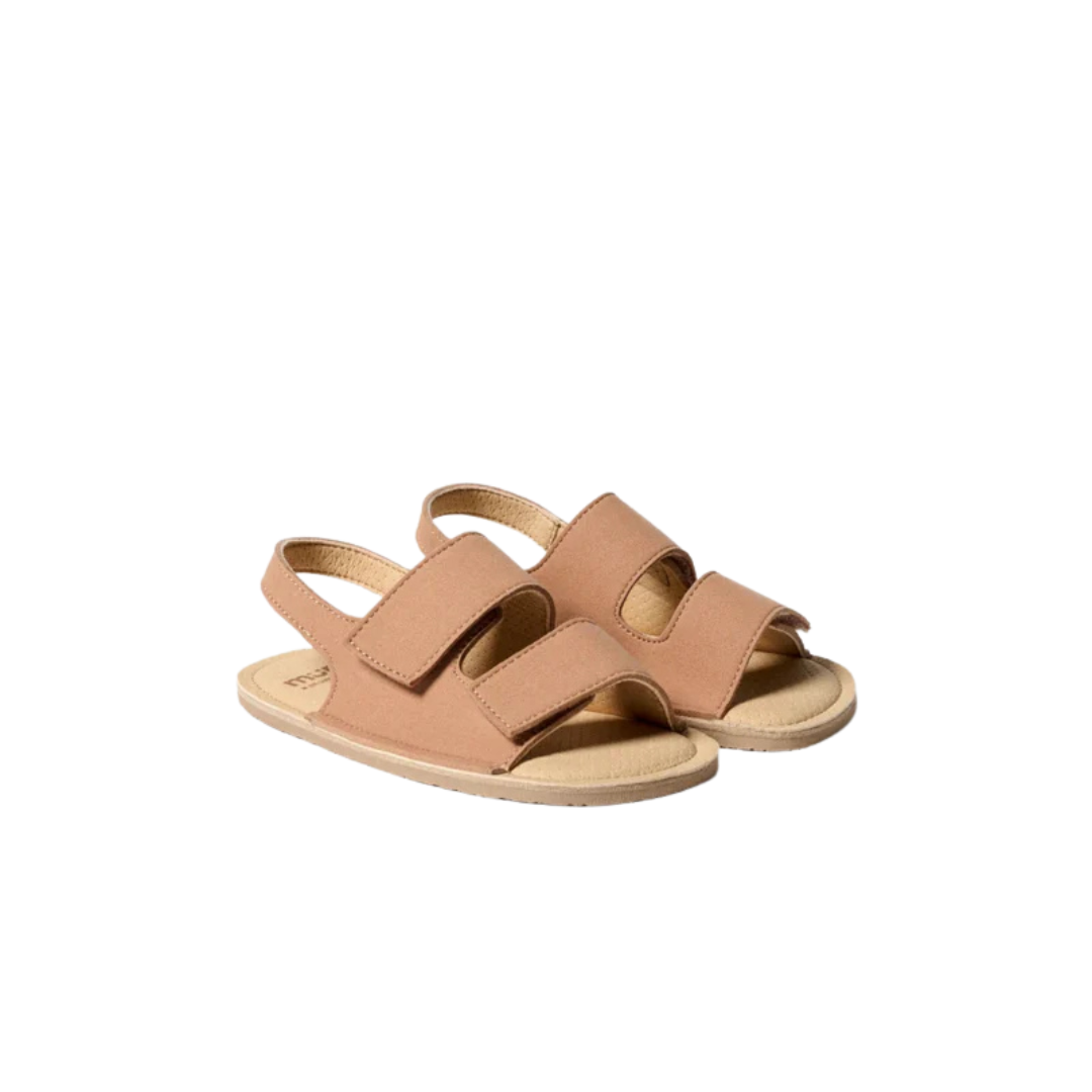 Sandálias rosa claro com tiras largas e velcro.