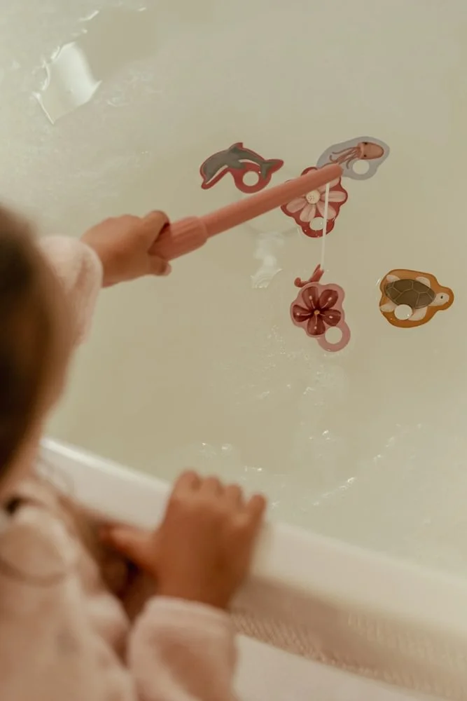 Brinquedo de pesca magnético em banho com peixes e flores coloridas