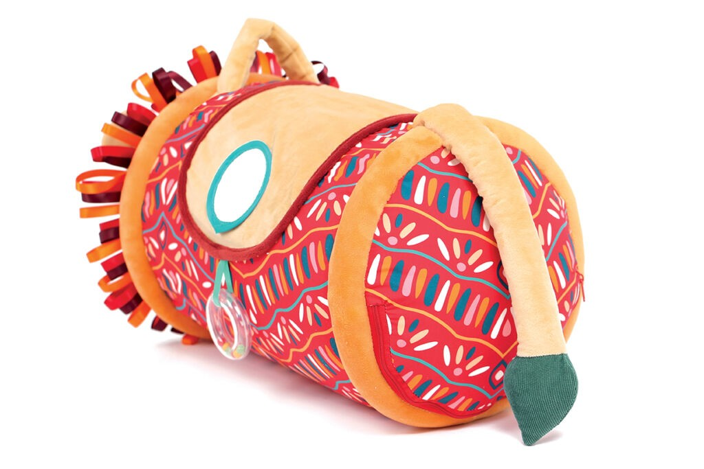 Almofada em forma de cavalo com padrões coloridos