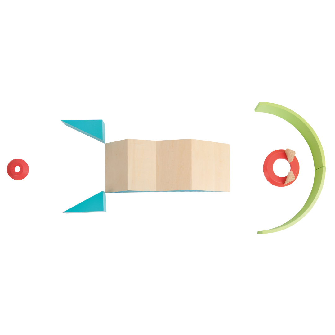 Blocos de construção coloridos em madeira organizados sobre fundo branco