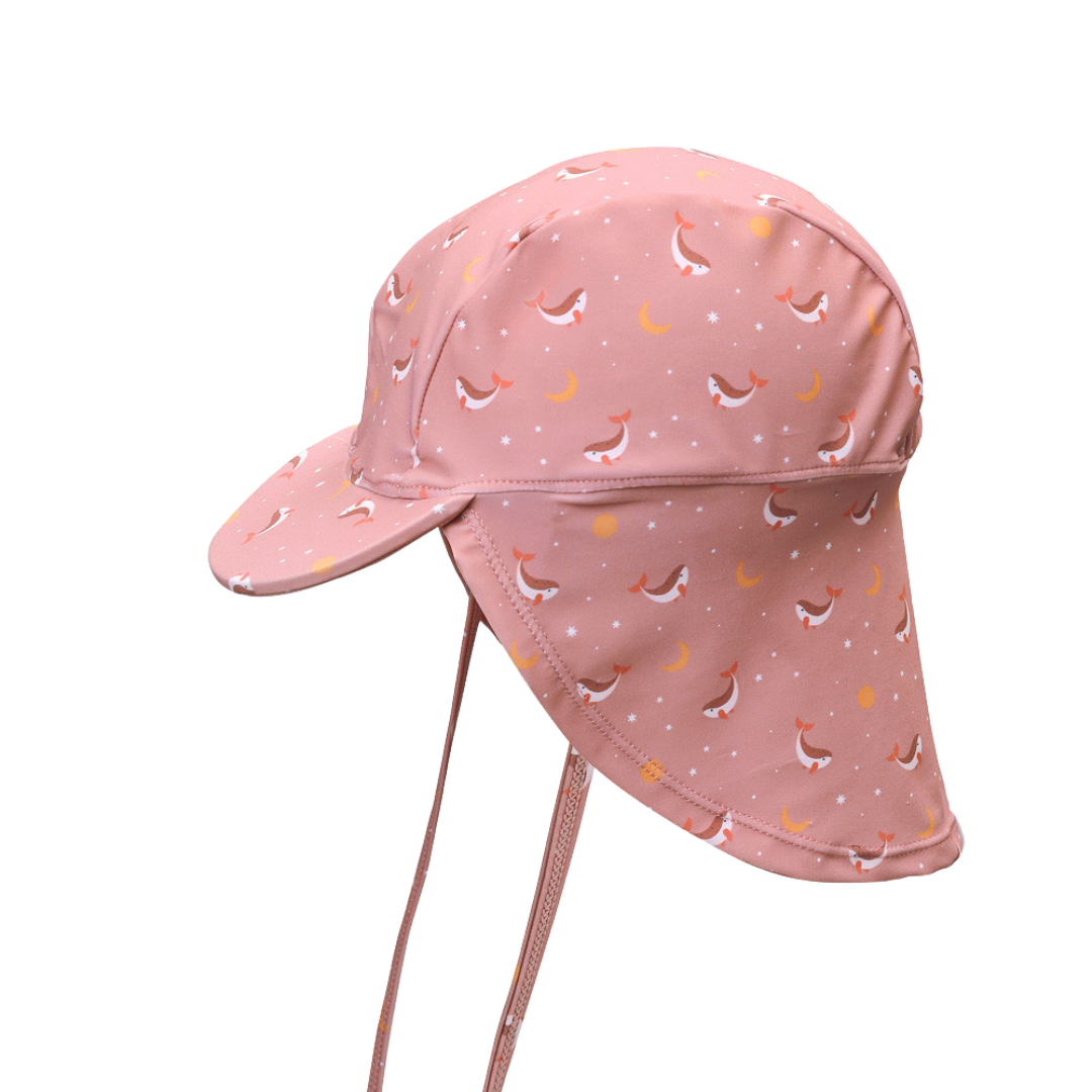 Chapéu infantil rosa com padrão de golfinhos, luas e estrelas