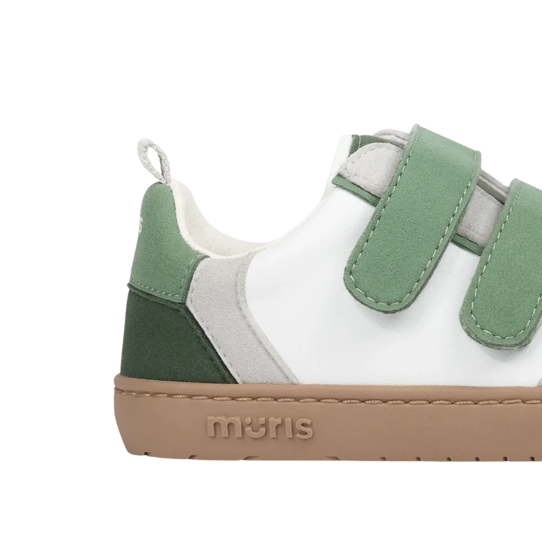 Ténis infantil verde, branco e cinza com sola castanha e fecho de velcro