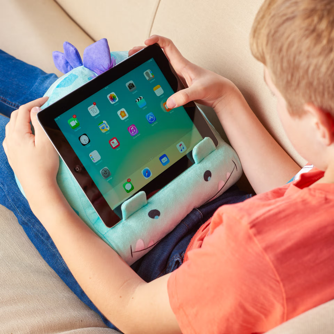 Suporte almofada para tablet dinossauro azul claro com olhos e dentes bordados