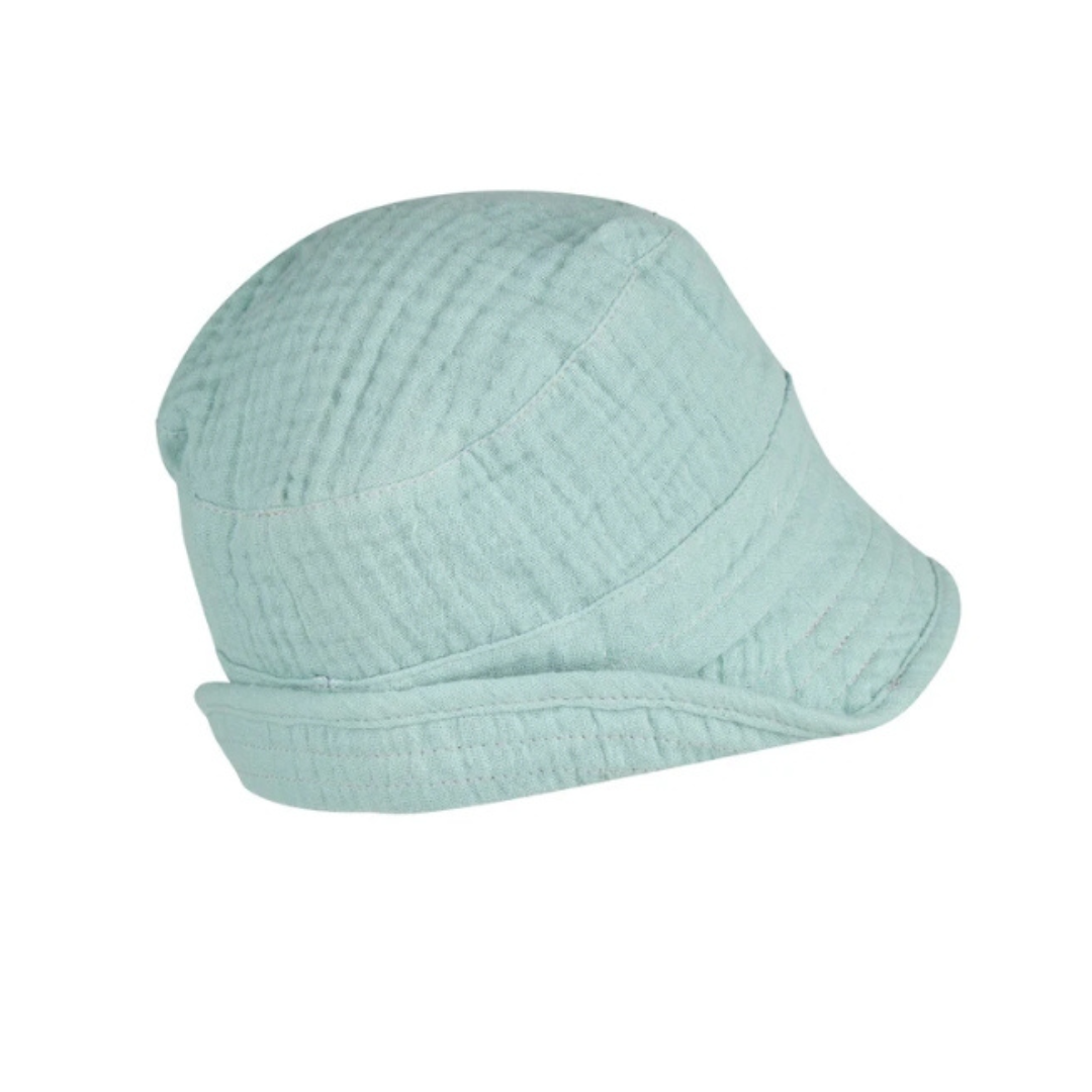 Chapéu acolchoado azul claro sobre fundo branco