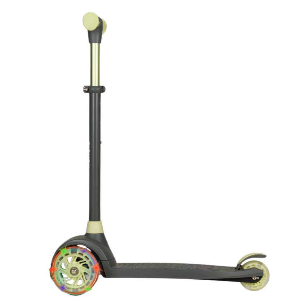 Trotinete infantil preta e amarela com rodas dianteiras iluminadas