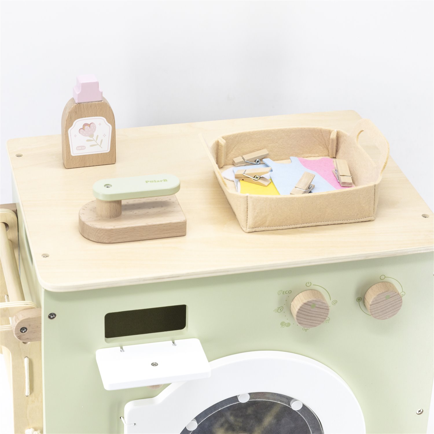 Máquina de lavar brinquedo de madeira com acessórios coloridos para crianças.