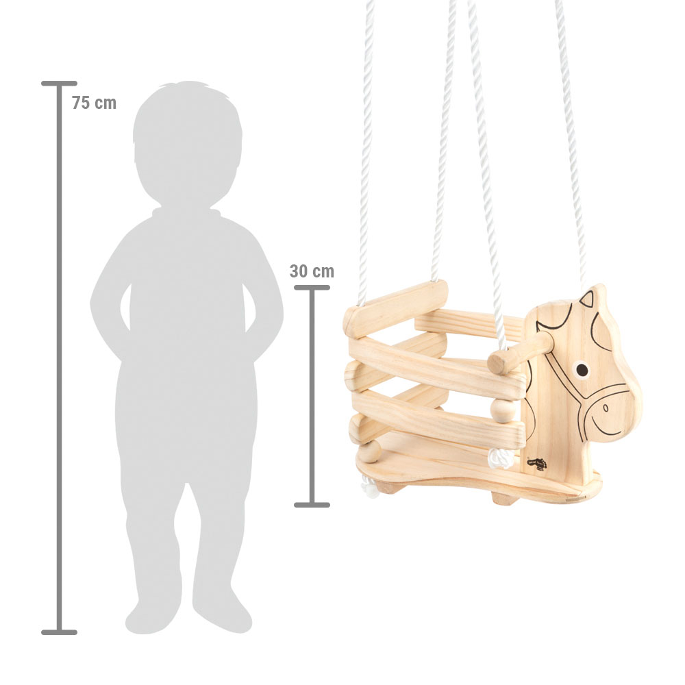 Baloiço infantil de madeira em forma de cavalo com cordas brancas suspensas