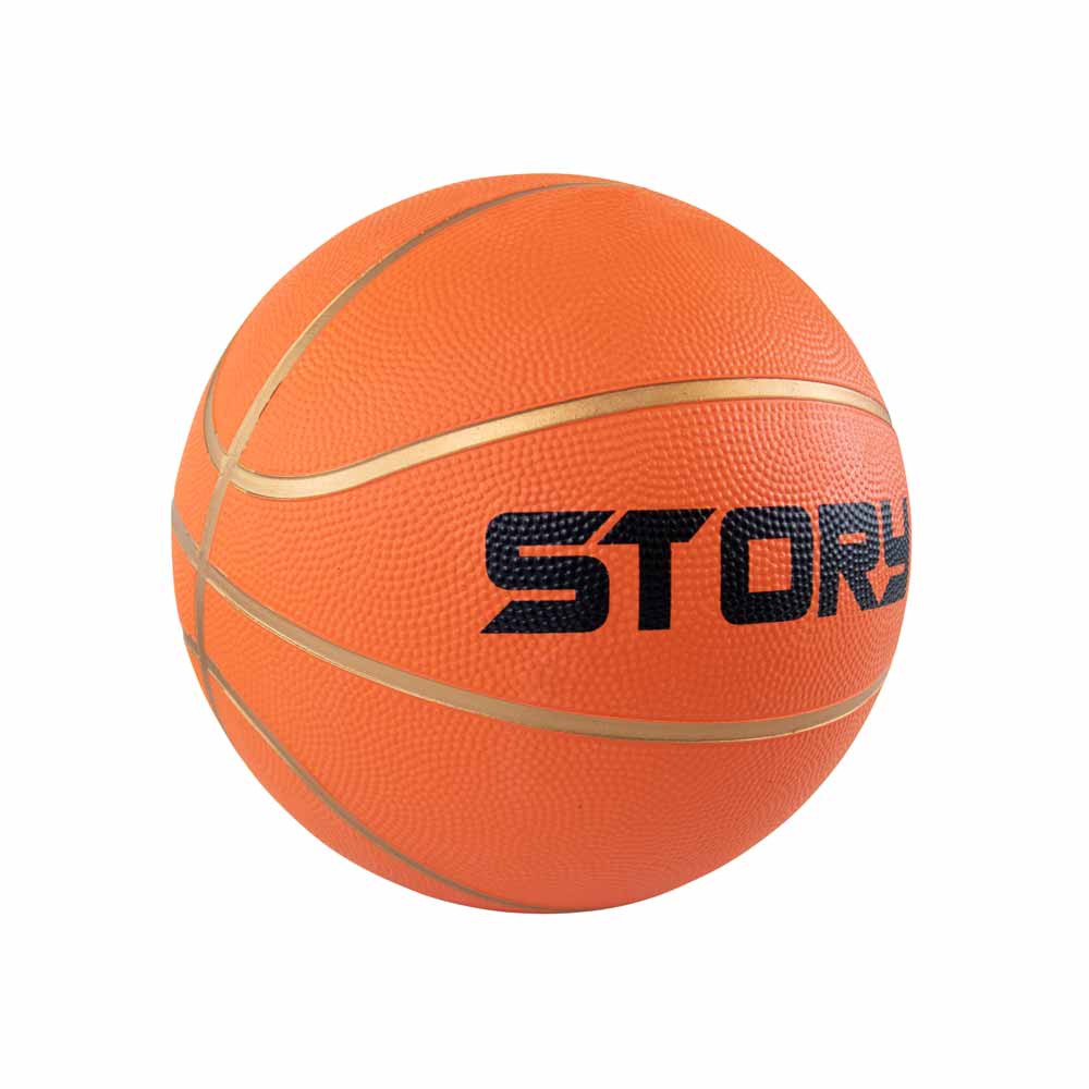 Bola de basquetebol laranja com linhas douradas e texto preto STORY