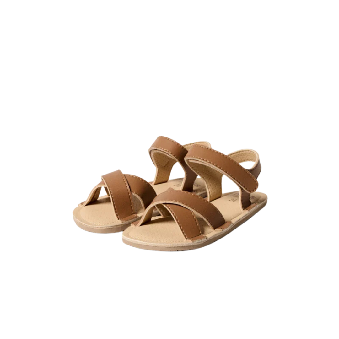 Sandálias castanhas de criança com duas tiras cruzadas