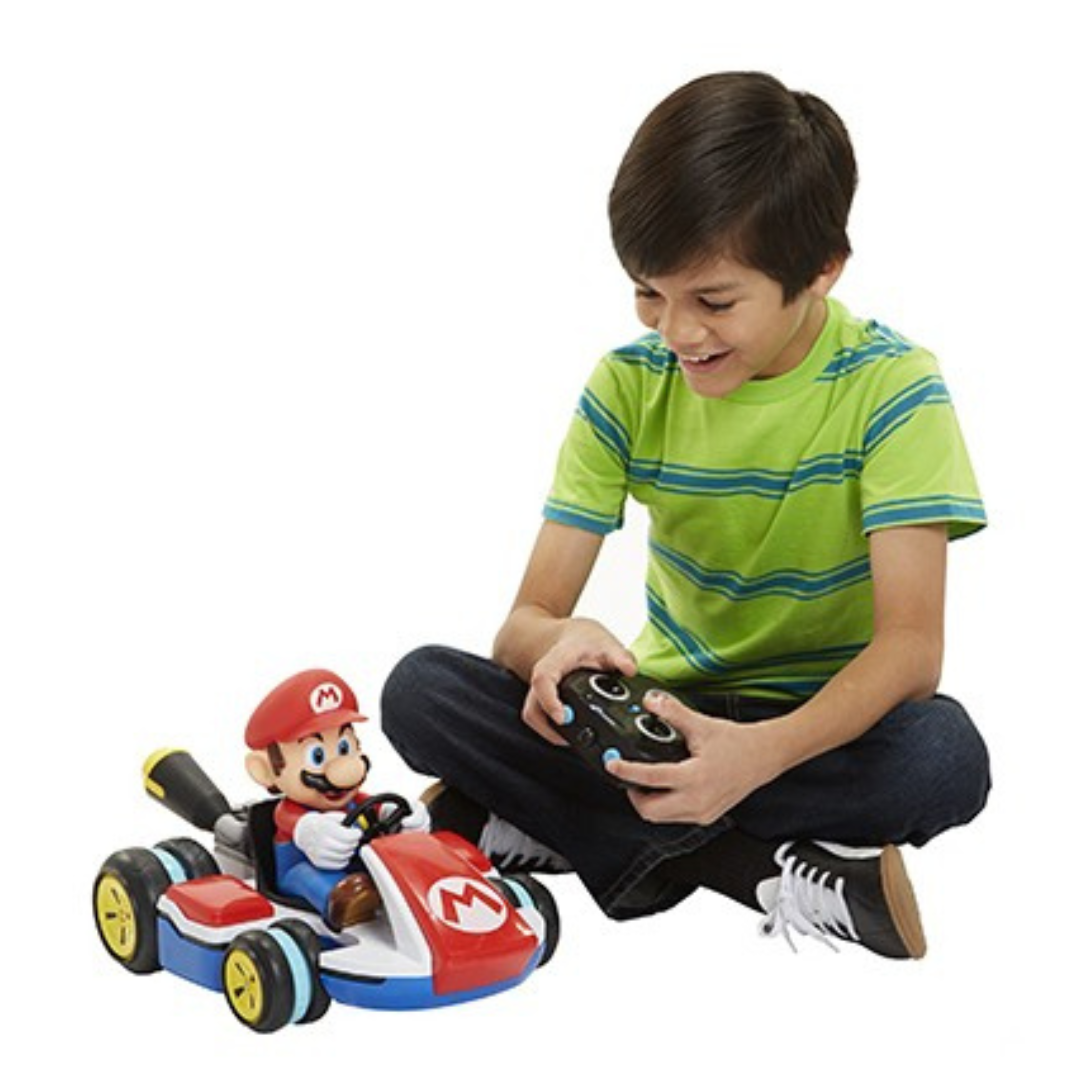 Criança a jogar com carrinho de controlo remoto do Mario Kart